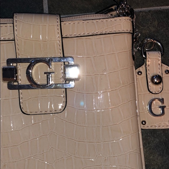 Guess purse - Picture 2 of 4